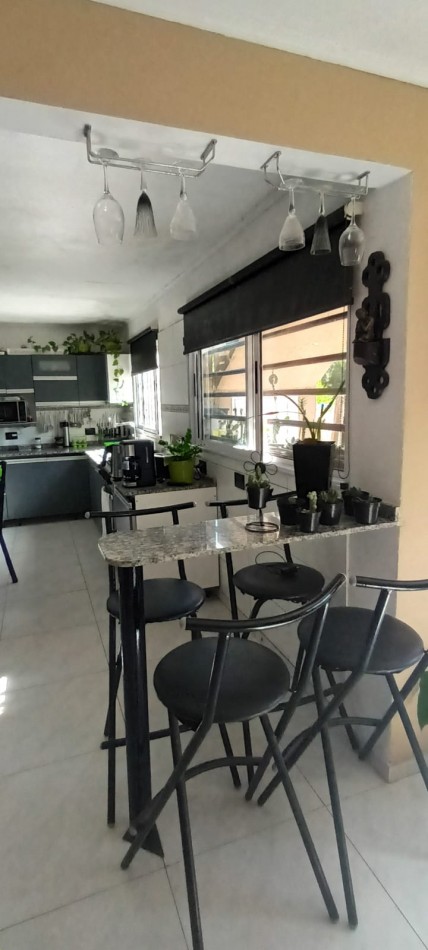 CASAS 2 + DEPARTAMENTO SOBRE AVENIDA