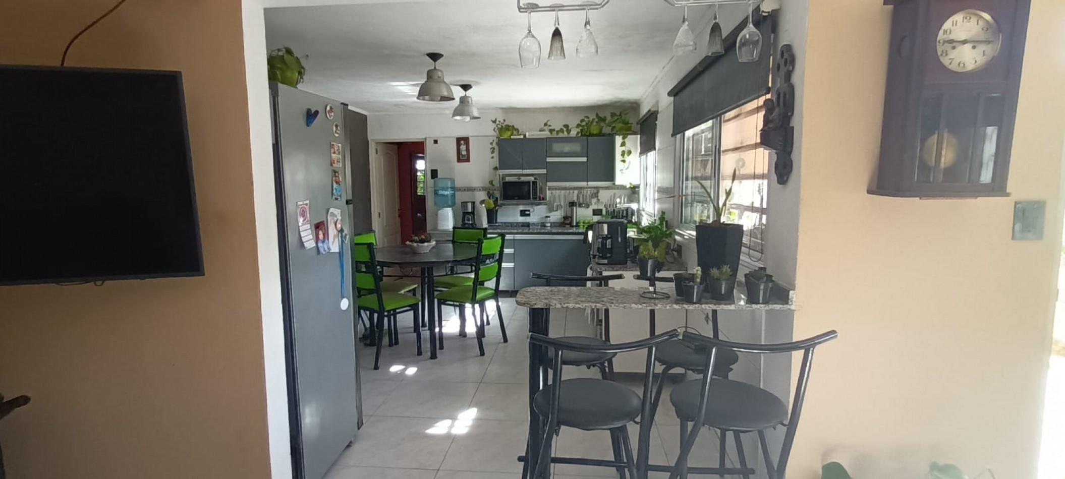 CASAS 2 + DEPARTAMENTO SOBRE AVENIDA