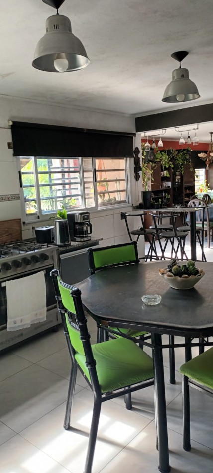 CASAS 2 + DEPARTAMENTO SOBRE AVENIDA