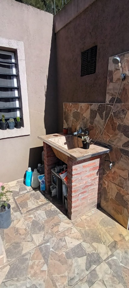CASAS 2 + DEPARTAMENTO SOBRE AVENIDA