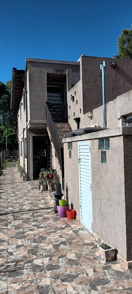 CASAS 2 + DEPARTAMENTO SOBRE AVENIDA