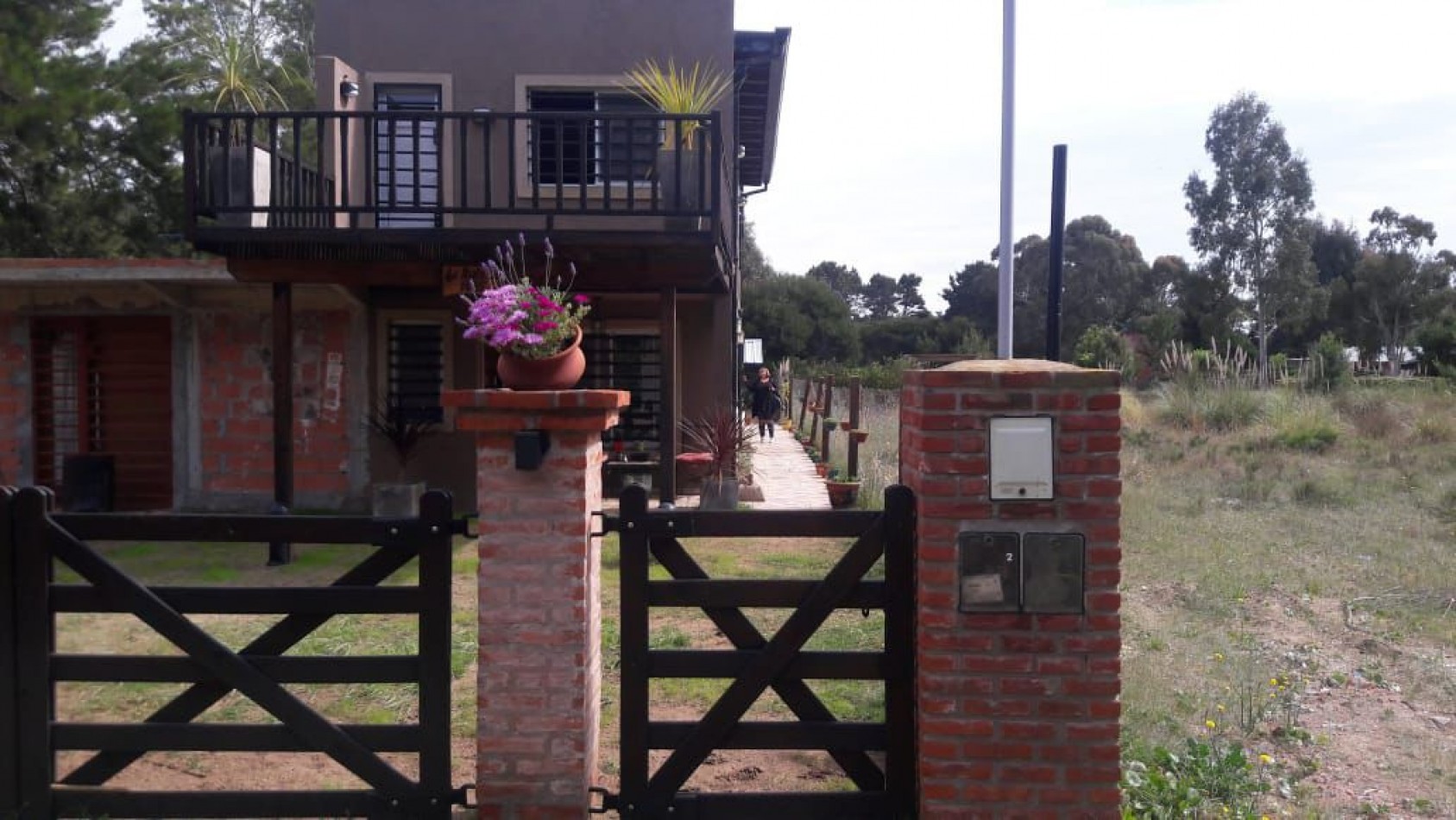CASAS 2 + DEPARTAMENTO SOBRE AVENIDA