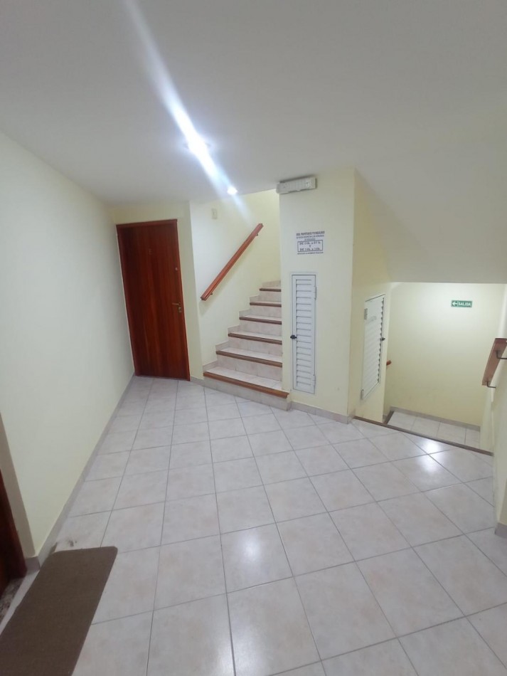 MONOAMBIENTE CENTRICO, MUY LUMINOSO, CON BALCON A LA CALLE