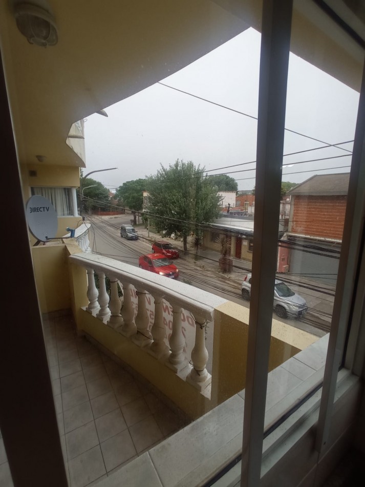 MONOAMBIENTE CENTRICO, MUY LUMINOSO, CON BALCON A LA CALLE