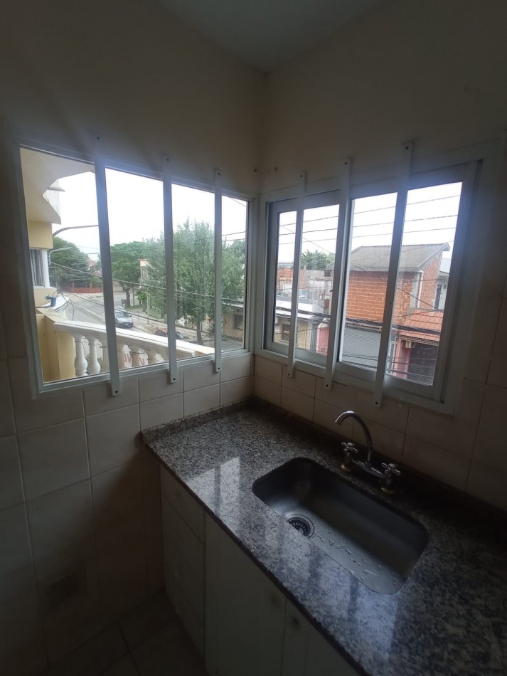 MONOAMBIENTE CENTRICO, MUY LUMINOSO, CON BALCON A LA CALLE