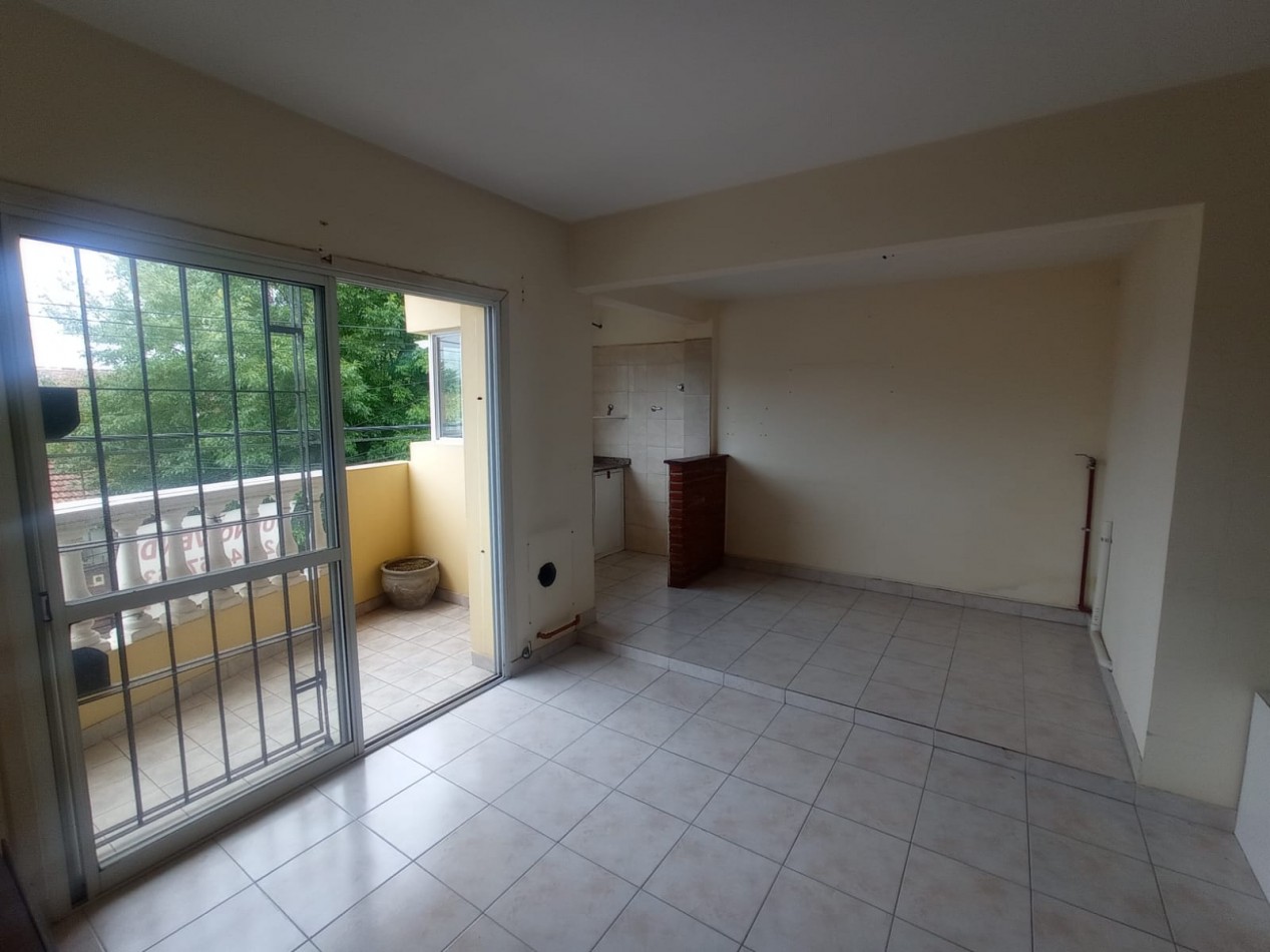 MONOAMBIENTE CENTRICO, MUY LUMINOSO, CON BALCON A LA CALLE