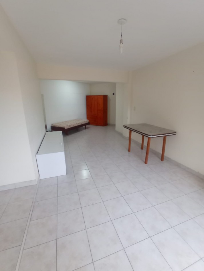 MONOAMBIENTE CENTRICO, MUY LUMINOSO, CON BALCON A LA CALLE