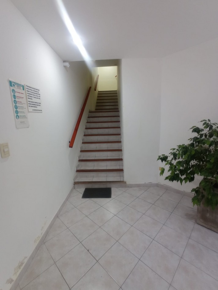 MONOAMBIENTE CENTRICO, MUY LUMINOSO, CON BALCON A LA CALLE