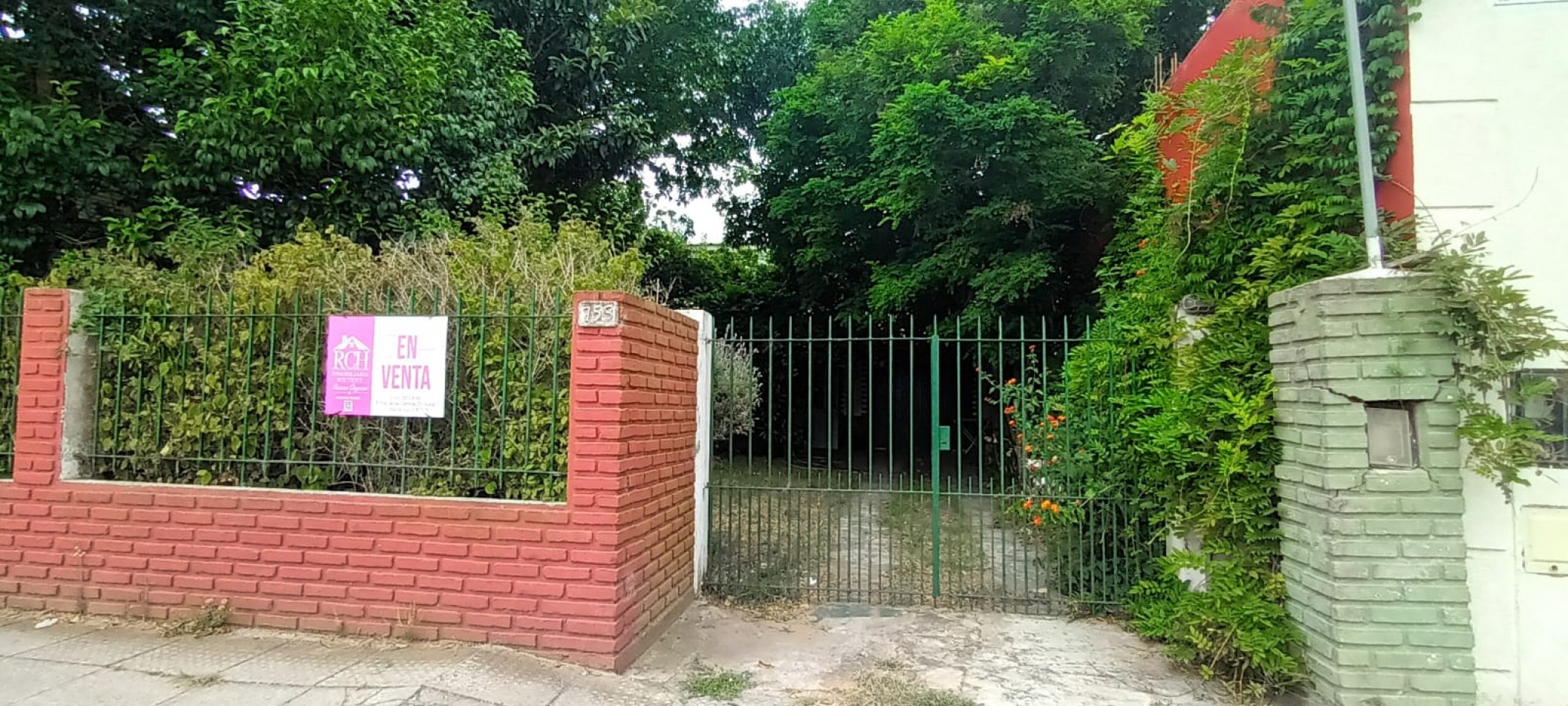 CASA EN 2 PLANTAS ,EXCELENTE  UBICACION 