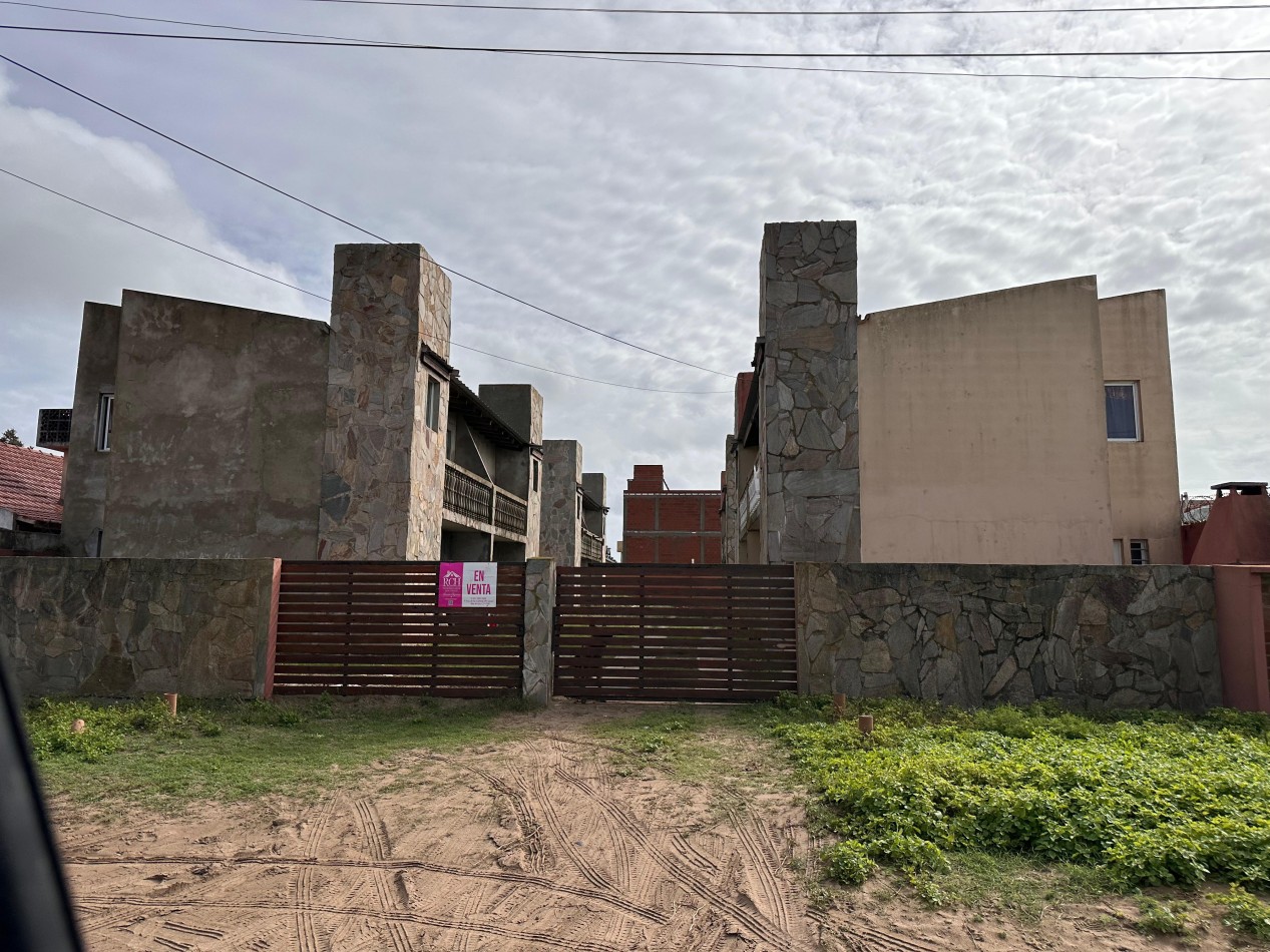 COMPLEJO DE 8 DEPARTAMENTOS A 50 MTS DEL MAR