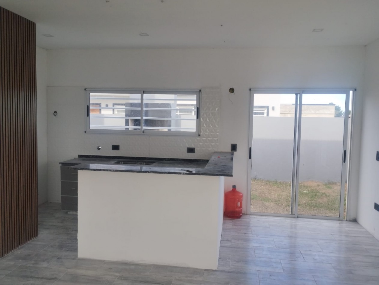 DUPLEX EN BARRIO SEMI CERRADO