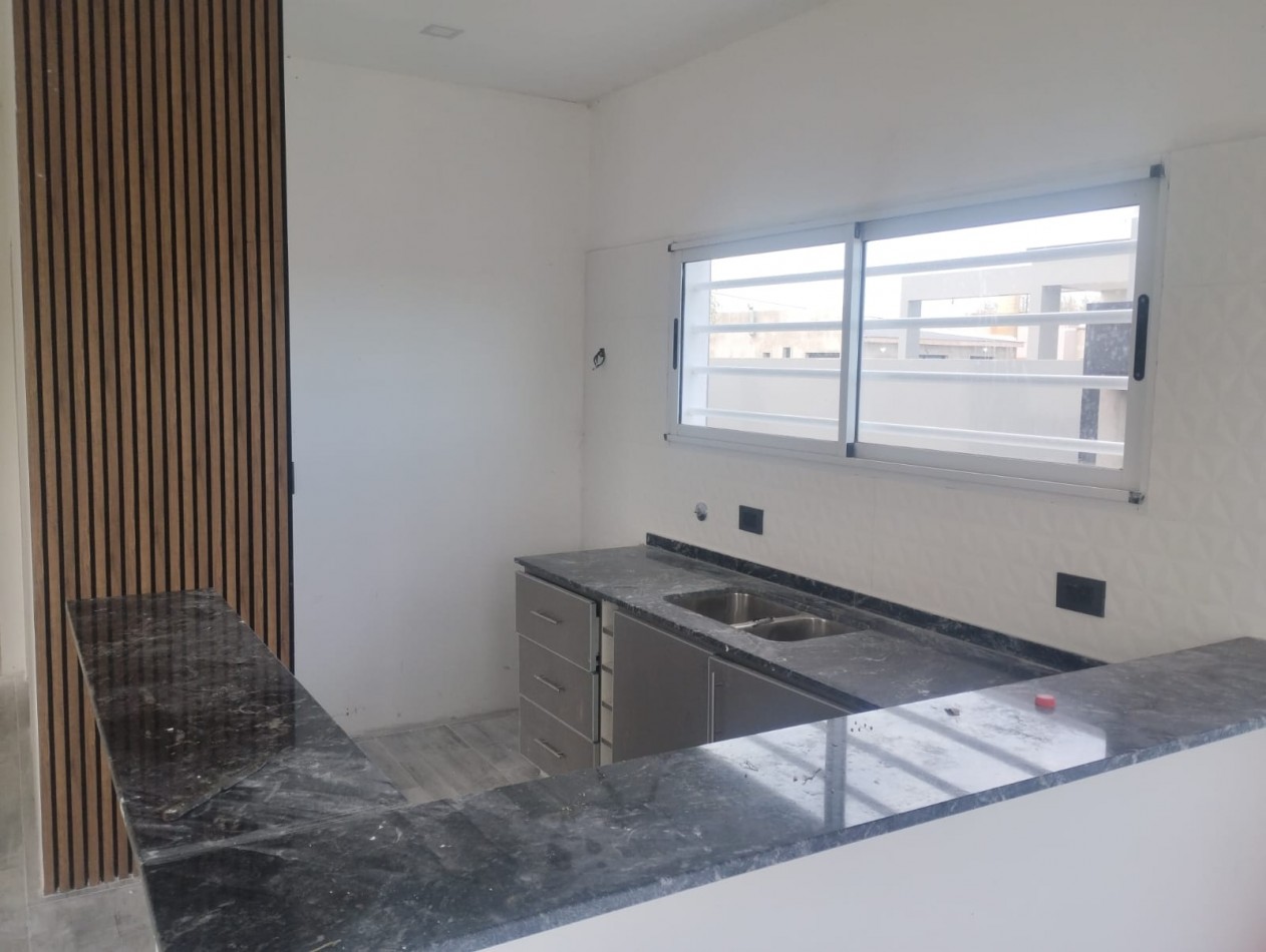DUPLEX EN BARRIO SEMI CERRADO