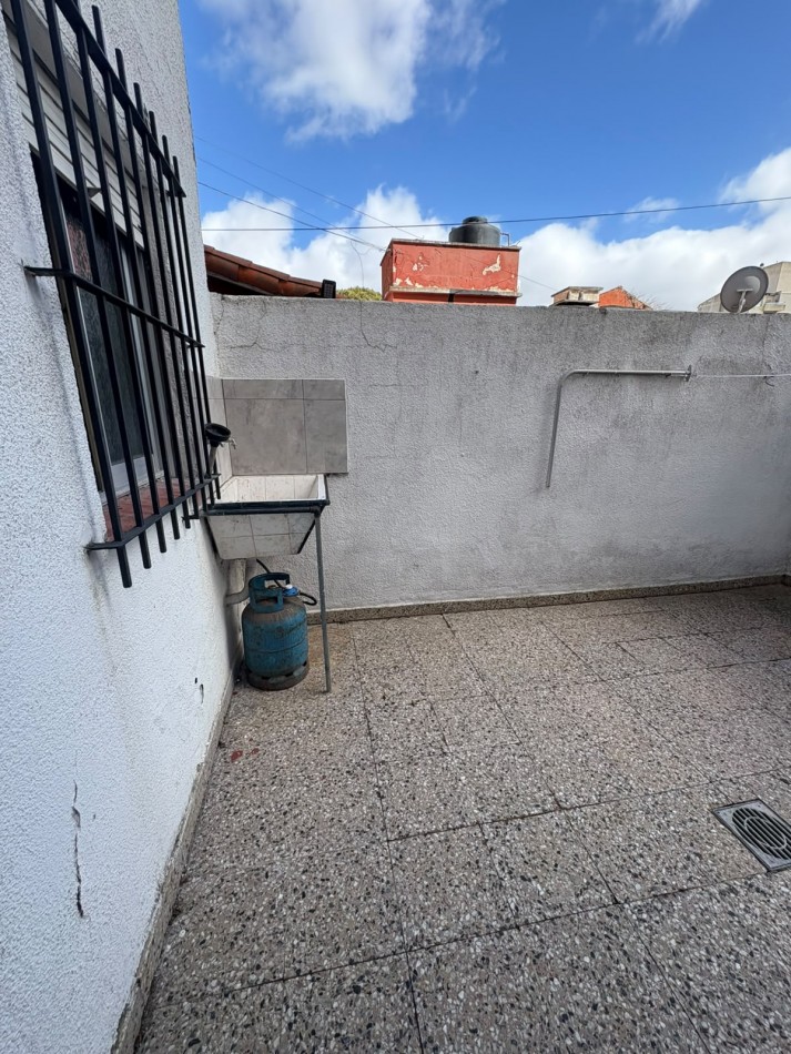 DEPARTAMENTO DE 2 AMBIENTES CON COCHERA Y PATIO
