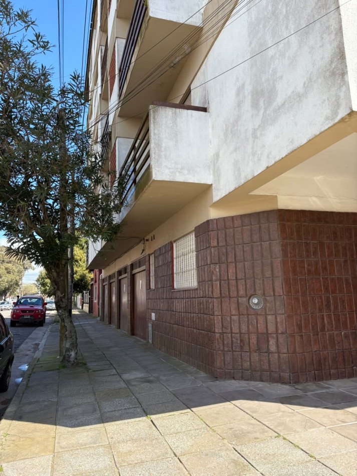 DEPARTAMENTO DE 2 AMBIENTES CON COCHERA Y PATIO