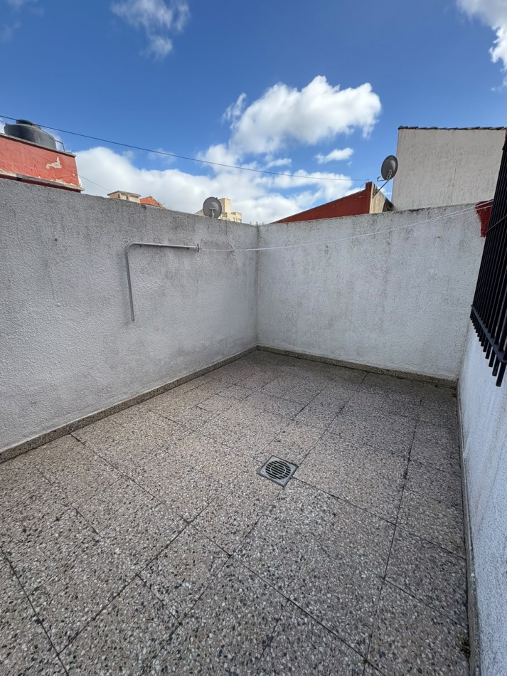DEPARTAMENTO DE 2 AMBIENTES CON COCHERA Y PATIO