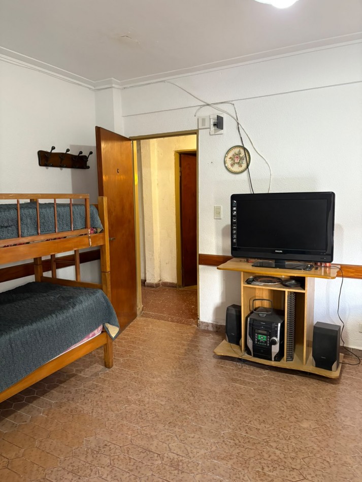 DEPARTAMENTO DE 2 AMBIENTES CON COCHERA Y PATIO