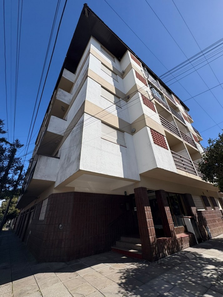 DEPARTAMENTO DE 2 AMBIENTES CON COCHERA Y PATIO