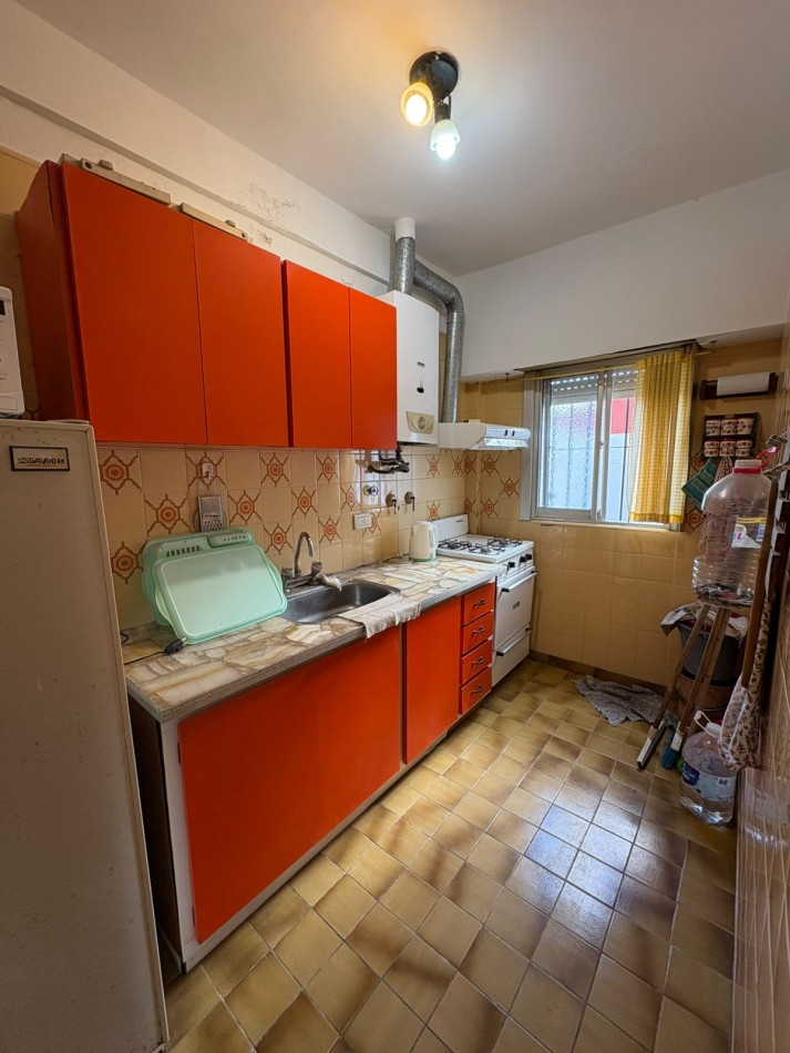 DEPARTAMENTO DE 2 AMBIENTES CON COCHERA Y PATIO