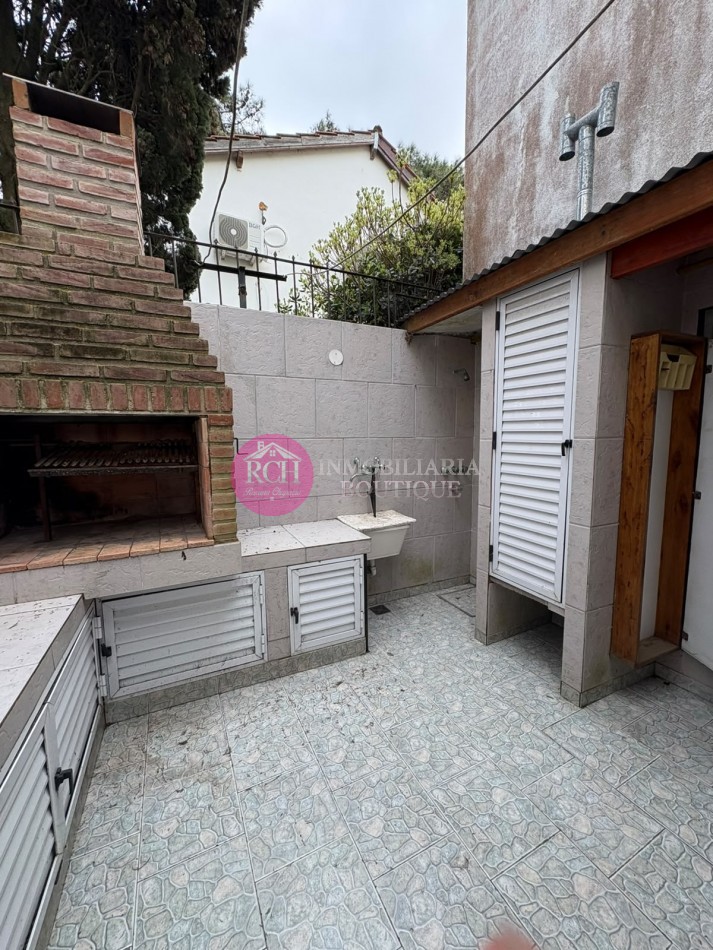 DUPLEX DE CASI 100 M² A 200 METROS DEL MAR, CON 3 DORMITORIOS, GARAGE Y PATIO CON PARRILLA