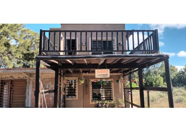 CASAS 2 + DEPARTAMENTO SOBRE AVENIDA