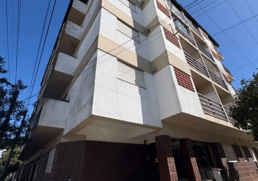 DEPARTAMENTO DE 2 AMBIENTES CON COCHERA Y PATIO